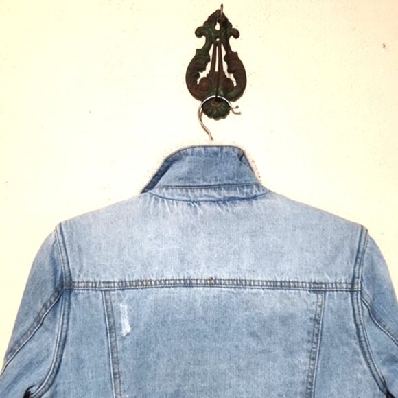 Ashley Vintage Charm Sherpa Lined Lightwash Denim Jean Jacket Size Small - Picture 4 of 9
